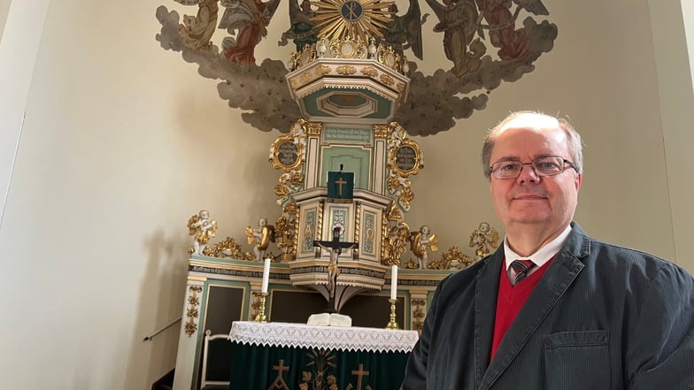 „Eine Kirche, ein Kirchengebäude, beginnt schon zu predigen, bevor der Pfarrer mit seiner Predigt beginnt“, sagt der Laubuscher Pfarrer Gerd Simmank. „Seine“ Laubuscher Kirche und vor allem seine Innenarchitektur im neobarocken Stil hat ihn schon vor fast