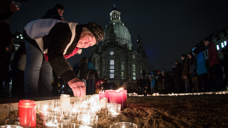 Kerzen vor der Frauenkirche.  Foto: Sven Ellger