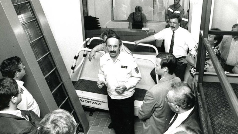 1994: Reichbodt (Mitte) erklärt den Einweihungsgästen die Trennungsmöglichkeiten in der Atemschutzübungsstrecke im Kellergeschoss des Feuerwehrgebäudes.