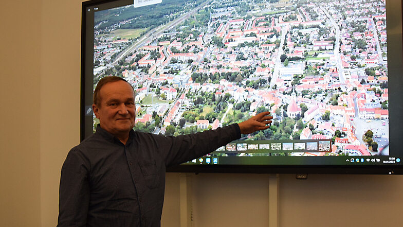Auf einem großen Flachbildschirm präsentierte Gerd Döring bei der Kulturbund-Veranstaltung in der KulturFabrik zahlreiche Luftbilder von Hoyerswerda. Der hochauflösende Bildschirm machte es möglich, kleinste Details zu erkennen.