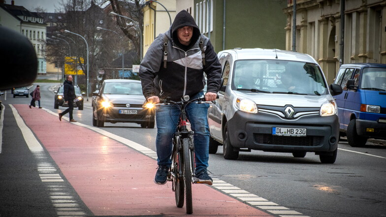 Die Bahnhofstraße in Döbeln gehört zu den Straßen, auf denen die Radfahrer relativ sicher unterwegs sind. Hier war vor einigen Jahren ein breiter Radfahrstreifen angelegt worden.
