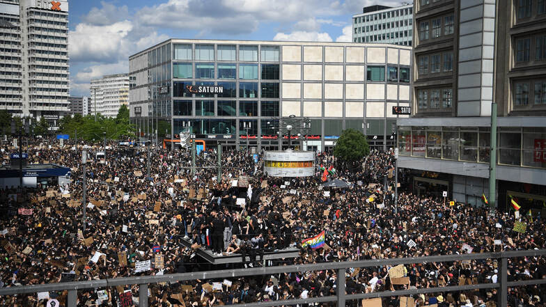 BERLIN: Tausende kamen zur Kundgebung auf dem Alexanderplatz. 