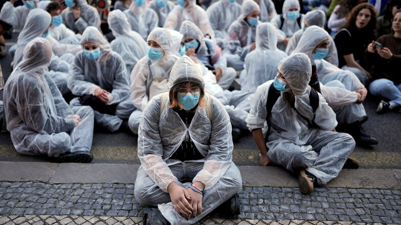 In Lissabon saßen Klimaaktivisten während der Demonstration auf dem Boden vor einem Energiesektorunternehmen.