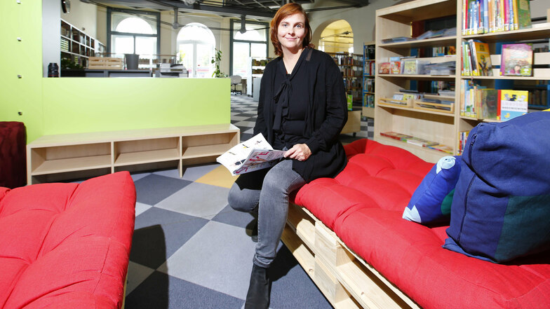 Stadtbibliotheksleiterin Katharina Schmidt hat auf einer der Lümmel- und Leseliegen für die jungen Leser Platz genommen.
