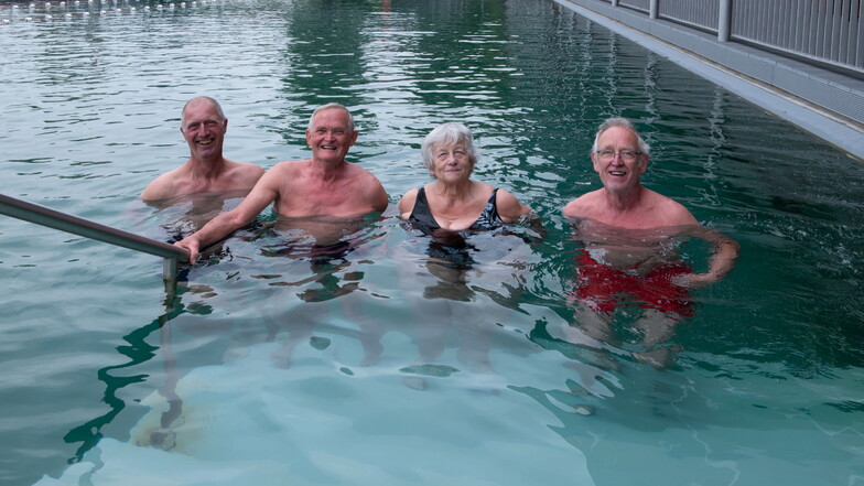 Jan-Dirk Golla, Uwe Hanneck, Katharina Knof und Michael Stephan (v.l.) waren am Montag die ersten Mutigen, die bei "offiziellen" 18 Grad ins Wasser des Naturerlebnisbades gingen.
