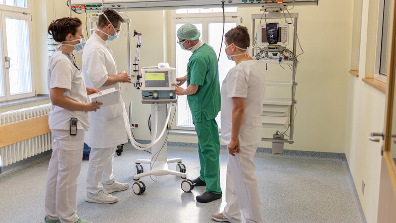 Die Asklepios Kliniken in Radeberg, Sebnitz und im Hohwald schulen wegen der Corona-Pandemie zusätzliches Personal für den Einsatz an Beatmungsgeräten.