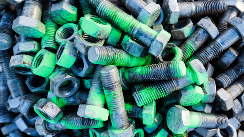 Im grünen Bereich: Diese Schrauben wurden auf Kontamination geprüft und für sauber befunden. Sie dürfen regulär verschrottet werden.