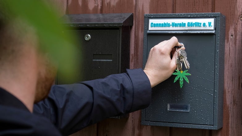 So sieht der Briefkasten des Cannabis-Vereins Görlitz e. V. an der Blumenstraße 10 in Görlitz aus. Der Schlüsselanhänger gehört dem Gründer David K.: Der Redaktion sagt der 28-Jährige, er konsumiere kein Cannabis.