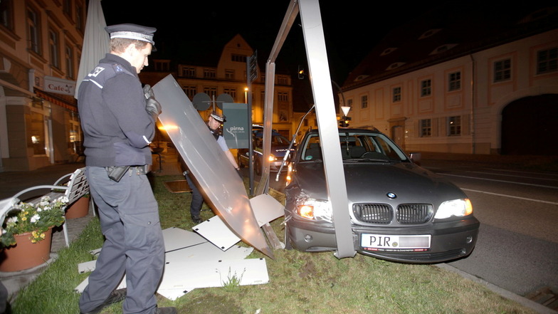 Die Unfallstelle: Der BMW zerstörte diese Schautafel.