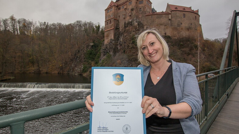 Bürgermeisterin Maria Euchler hat in einem Lehrgang das Eheschließungsrecht für Bürgermeister erworben. Damit kann sie unter anderem Trauungen auf Burg Kriebstein vornehmen.