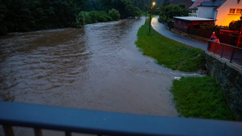 Die Mandau in Mittelherwigsdorf. Vor allem zwischen 20 und 22 Uhr am Samstagabend überschwemmten viele Häuser und Keller.