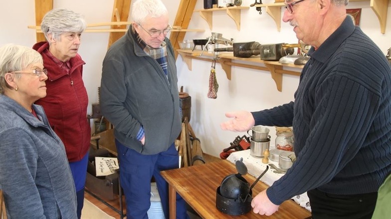 Bernd Voigtländer(r.) stellt den Wanderern eine Großerkmannsdorfer Kaffee-Röstmaschine vor. Die Heimatstube war der Höhepunkt der Wanderung am Sonnabend.