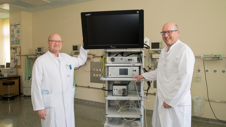 Nils Walther (links) ist der neue Chefarzt der Chirurgie im Krankenhaus Niesky. Mit Rainer Stengel als leitender Chefarzt für Innere Medizin nimmt der Chirurg den neuen Videoturm in Augenschein. Dieser ermöglicht OP-Bilder in Ultra-HD-Auflösung.