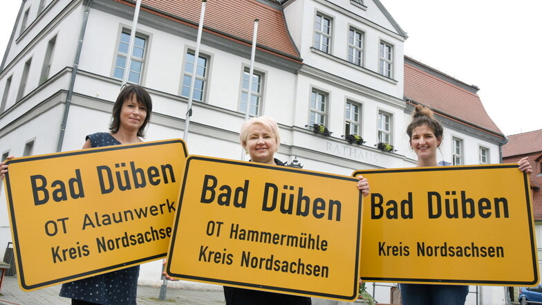 Bad Dübens Bürgermeisterin Astrid Münster (M),  Jana Kornnagel (l.) von der Straßenbaubehörde und Emily Gall vom Sachgebiet Schulen und Kitas zeigen die für den Verleihservice vorgesehenen  Schilder.