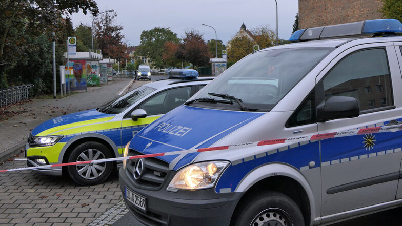 Nach einer Bombendrohung in einer Schule in Brandis bei Leipzig hat die Polizei mit Spürhunden das Objekt durchsucht.