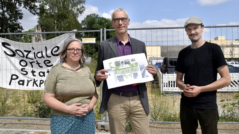 Ulla Wacker, Heiko Lieske und Klemens Schneider fordern einen Park statt eines Parkplatzes in der Neustadt.