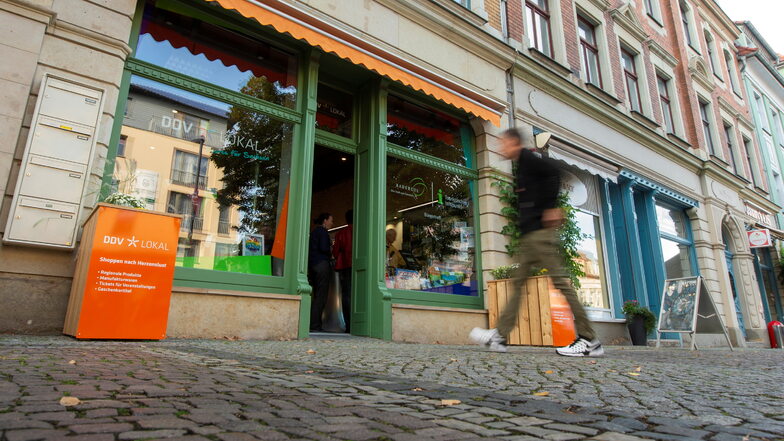 Am verkaufsoffenen Sonntag öffnen die verschiedensten Geschäfte in der Bahnhofstraße in Radebeul für jedermann.