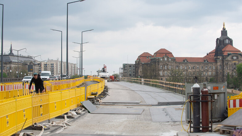 Der Bereich des neuen Geh- und Radweges ist schon weitgehend neu abgedichtet. Auf der rechten Brückenhälfte sind die Bitumen-Schweißbahnen zu sehen.