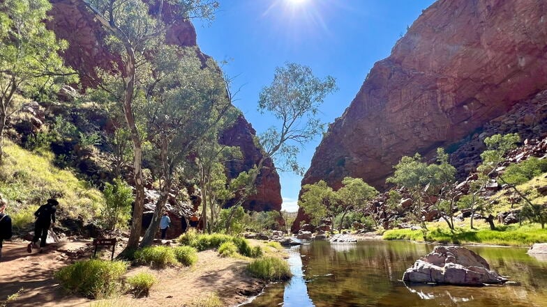 Über dem Simpsons Gap im West MacDonnell National Park - nicht weit von Alice Springs - strahlt die Sonne. In Teilen Australiens werden derzeit im australischen Winter Hitzerekorde gebrochen.