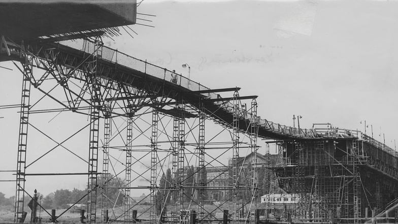 Eine Hängebrücke verband nach den ersten Bauetappen beide Brückenteile, um den Arbeitsablauf reibungsloser zu gestalten, und die Gerüstbauer hatten nicht wenig zu tun, bis sich die Lücke endgültig geschlossen hatte."