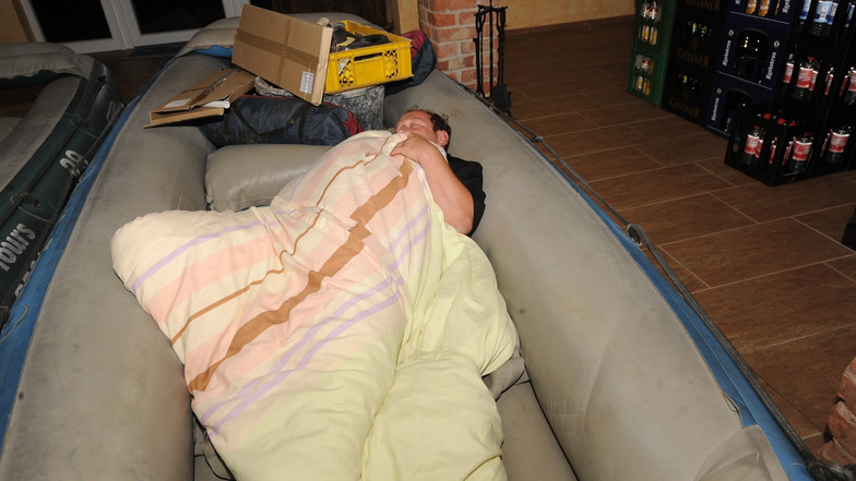 Tino Kittner schlief während des Hochwassers erschöpft in einem seiner
Schlauchboote in der Neiße-Taverne seiner Firma Neiße Tours.