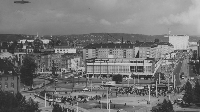 Der sozialistische Postplatz 1969. Der Blick geht in die damalige Ernst-Thälman-Straße, heute Wilsdruffer Straße. Im Bildzentrum der „Fresswürfel“.