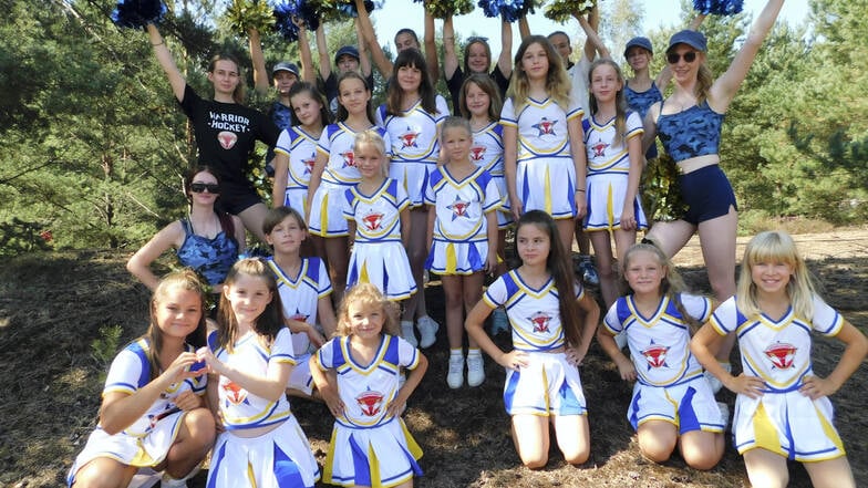 Die Jüngsten der Eissport Weißwasser-Cheerleader treten bei „Be(e) happy“ auf – vor und auf der Bühne sorgen sie mit ihren Tänzen und Hebefiguren für Unterhaltung der Besucher.