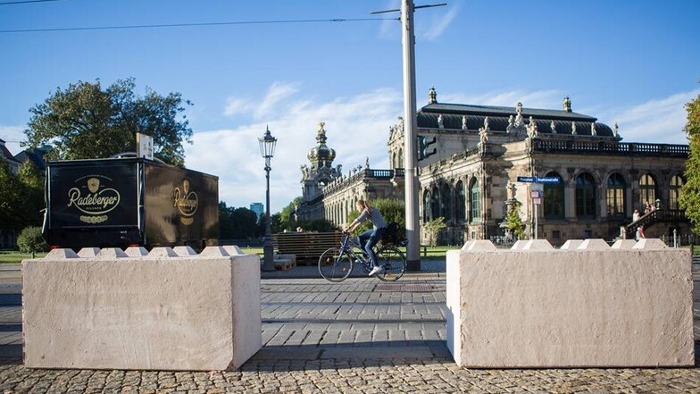 Dresdens Innenstadt ist derzeit voll mit diesen Betonblöcken: Die rund zwei Tonnen schweren Blöcke dienen als Barriere zur Sicherheit am Tag der Deutschen Einheit 2016 und sollen nach dem Anschlag in Nizza Ähnliches in der Landeshauptstadt verhindern.