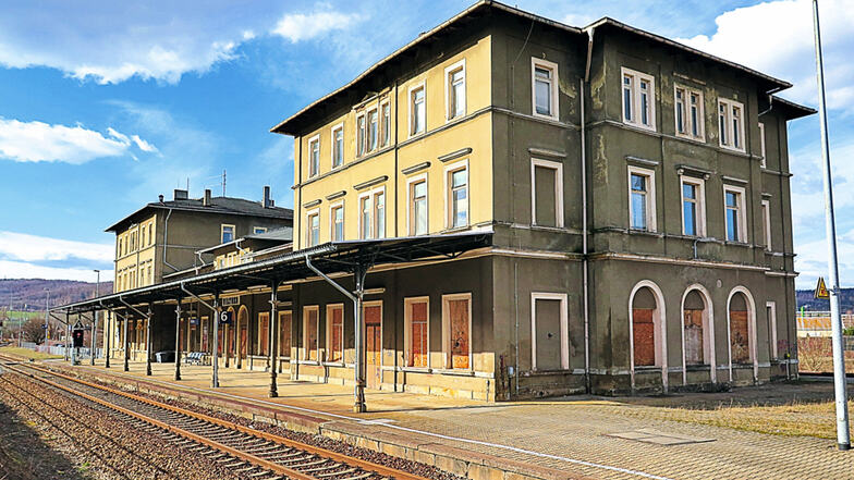 Ehem. Bahnhof mit zwei Kopfbauten und einem Zwischenbau in Wilthen / Mindestgebot 19.000 Euro