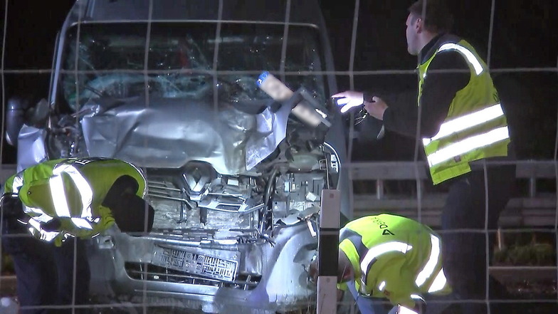 Das Autowrack steht nach einem Verkehrsunfall auf der A14 nahe Leisnig. Zwölf Menschen waren bei dem Unfall verletzt worden, einige davon schwer.
