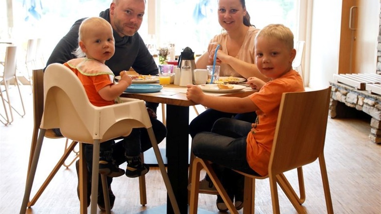 Familie Reinke aus Tangerhütte (Sachsen-Anhalt) genießt den Urlaub im Feriendorf und das Essen im Hotel.