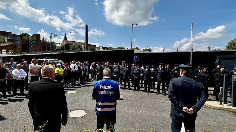 Am Freitagvormittag versammelten sich Mitarbeiter  der Polizeidirektion Görlitz und gedachten des in Mannheim getöteten 29 Jahre alten Polizisten.