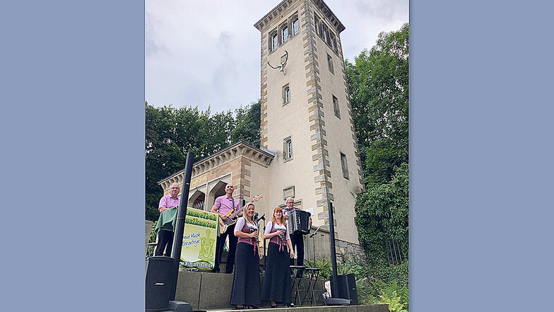 Hoffnungsvoller Sommer: Madeleine Wolf (vorn rechts) singt mit den Bimmelbah' Musikanten am Aussichtsturm Ottos Eck in Naundorf bei Dippoldiswalde.