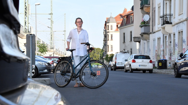 Stadträtin Susanne Krause (Grüne) will helleren Asphalt in Dresden. Auf der Riesaer Straße (F.) hat Dresden dies bei der Sanierung getestet.