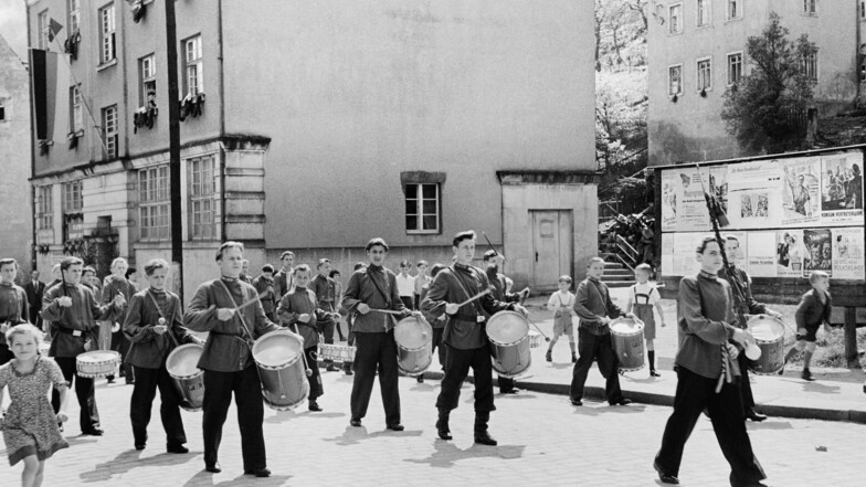 Jugendliche, die im Jugendwerkhof der Festung Königstein einsaßen, mussten sich beim Maiumzug in der Elbestadt präsentieren.