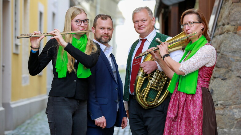 Die Löbauer Flötistin Kimberley Obst (von links), der musikalische Leiter Markus Till, Tenorhornist Gerold Menschel und Flötistin Anja Wolf freuen sich mit dem ganzen Orchester auf das besondere Konzert.