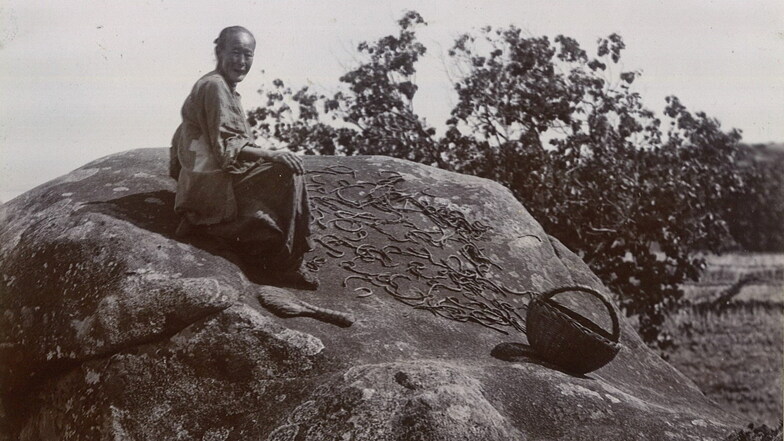 Ebenfalls Teil der Fotosammlung des Karl Kockisch: Eine Chinesin trocknet Aale auf einem Felsen.