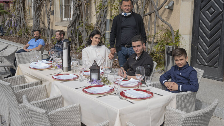 Symela Papadopoulou (3.v.l.) und ihr Team vom Restaurant Kreta haben vorm Rathaus einen Tisch gedeckt – ein Protest gegen die Corona-Politik der Regierung, wegen der Wirtshäuser derzeit geschlossen bleiben müssen.