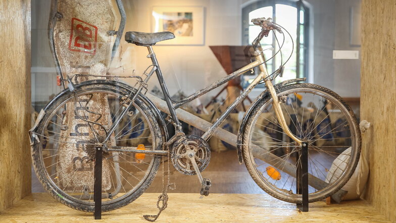 Das Militärhistorische Museum steuert dieses Fahrrad als Exponat bei. Flutschlamm zeugt von seinem Schicksal während der Katastrophe im August 2002.