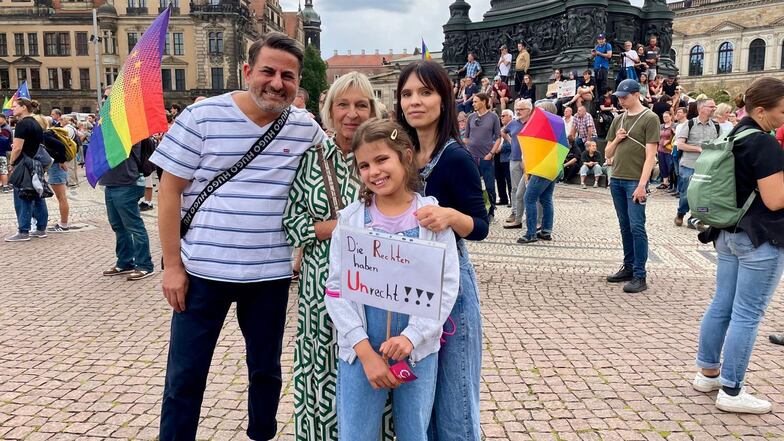 Steffen Wiegand, Angelika Maurer, Julia und Mama Anja Maurer sind gemeinsam zur Brandmauer-Demo in Dresden gekommen.