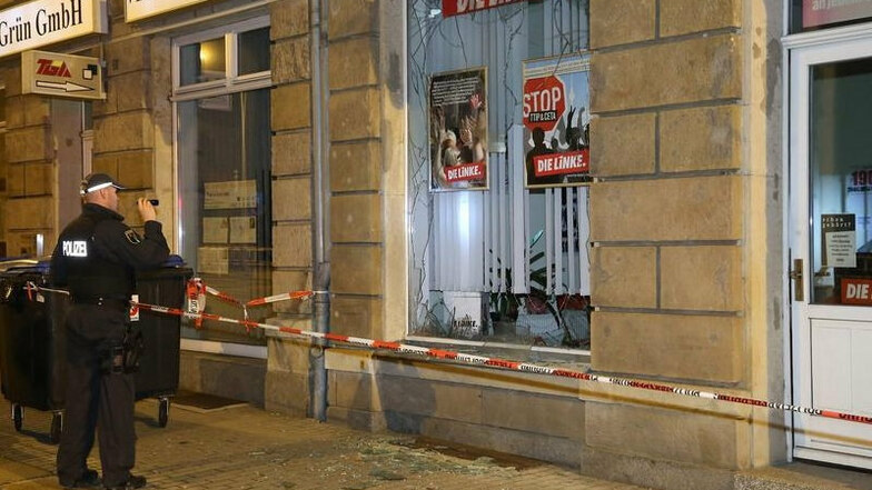 Anschlag im Jahr 2015 auf ein Büro der Linken auf der Dresdner Straße in Dresden. Derzeit läuft der Prozess gegen Beschuldigte.