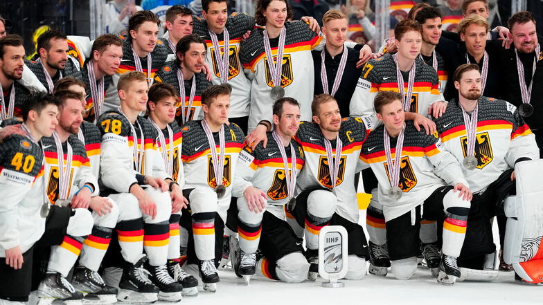 Silbergewinner: Die deutschen Eishockeyspieler nach dem verlorenen Finale bei der WM 2023. Noch wirkt das Lachen bei manchem gequält, der zweite Platz aber ist ein großer Erfolg.