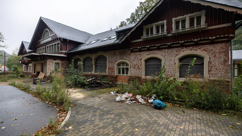 Noch bewegt sich nichts am Tharandter Bahnhofsgebäude. Doch bald könnten die Müllberge verschwinden und der Bau weitergehen.