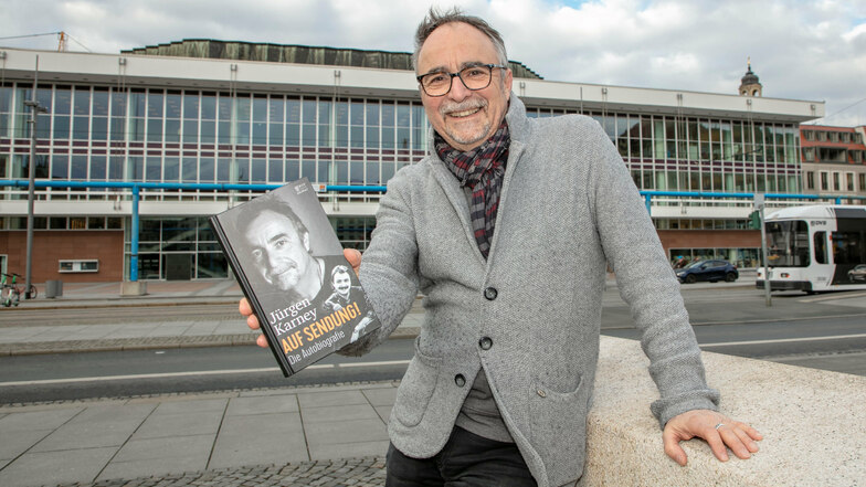 Jürgen Karney mit seiner Autobiografie.