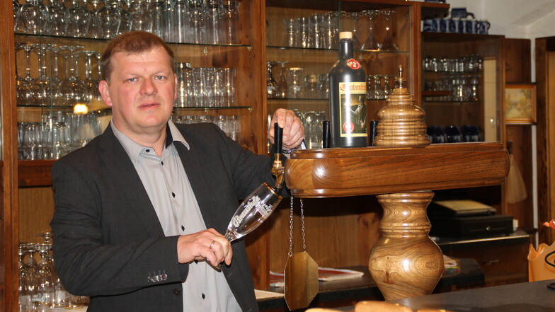 Gern würde sich Bürgermeister Thomas Paul (CDU) im Oberen Gasthof in Oelsa ein Bierchen zapfen (lassen). Doch noch gibt es keinen Wirt.