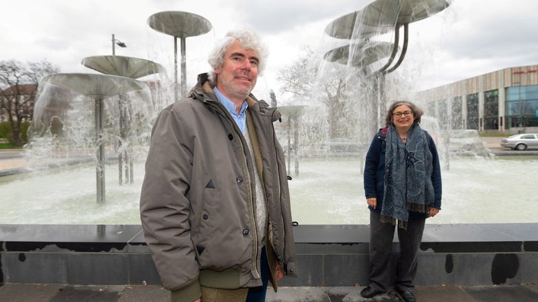 Hans Wirth, der Sohn der Brunnengestalterin Leonie Wirth, hat den Schalenbrunnen mit Umweltbürgermeisterin Eva Jähnigen eingeweiht.