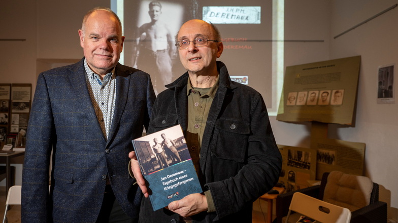 Sie kennen die Geschichte und den Kriegsgefangenen Jan Deremaux wie niemand anderes: Eric van der Most (r.) und Johan van Hoppe. Die beiden holländischen Militärhistoriker waren zur Buchpräsentation in Pirna.