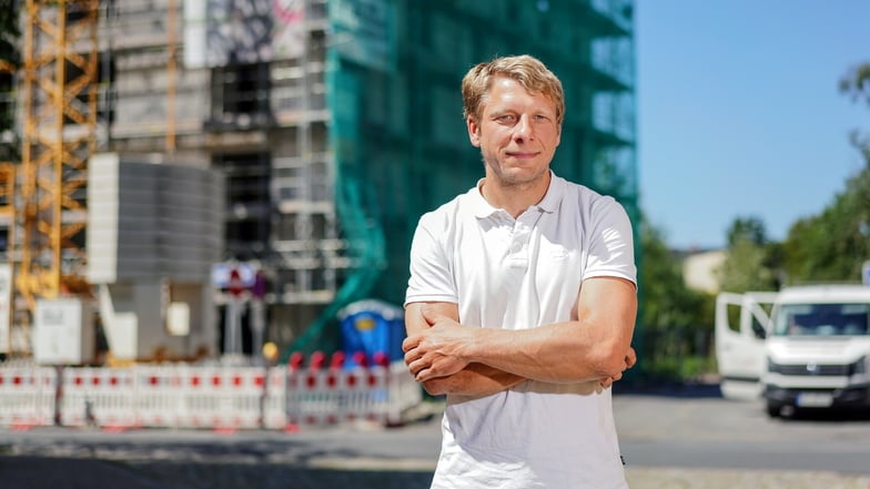 Jörg Wimmer, Geschäftsführer von Basis D, ist zufrieden mit dem Baufortschritt: Der Rohbau des neues Hauses in der Moritzburger Straße 39 ist fertig.