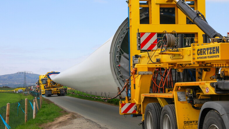 Es ist erst ein paar Wochen her, dass die riesigen Rotorblätter für die neuen Windräder herantransportiert wurden. Solche Schwerlasttransporte wird es beim Abbau der Altanlagen nicht mehr geben.