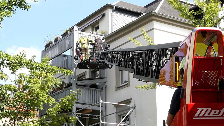 Nachdem am späten Donnerstagabend in Bautzen ein Balkon mit neun Menschen darauf etwa drei Meter in die Tiefe gestürzt ist, wurden am Freitag die Schäden begutachtet und Spuren gesichert.
